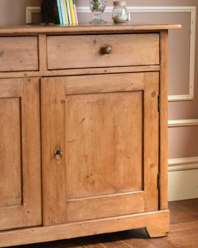 アンティークのキャビネット アンティーク家具 ナチュラルカントリーな雰囲気におススメ、オールドパインのサイドボード(キャビネット)。ほっこりとした表情に癒されますオールドパイン材の家具は、独特の木目が特長。(m-616-f)