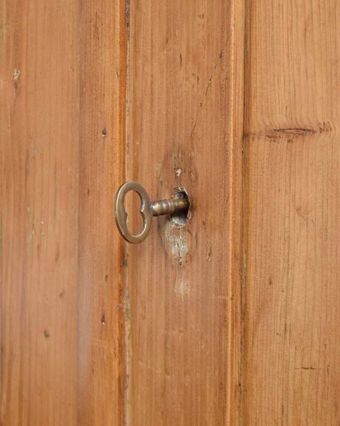 アンティークのキャビネット アンティーク家具 ナチュラルカントリーな雰囲気におススメ、オールドパインのサイドボード(キャビネット)。開ける度にワクワクアンティークらしくカギが取っ手の代わりです。(m-616-f)
