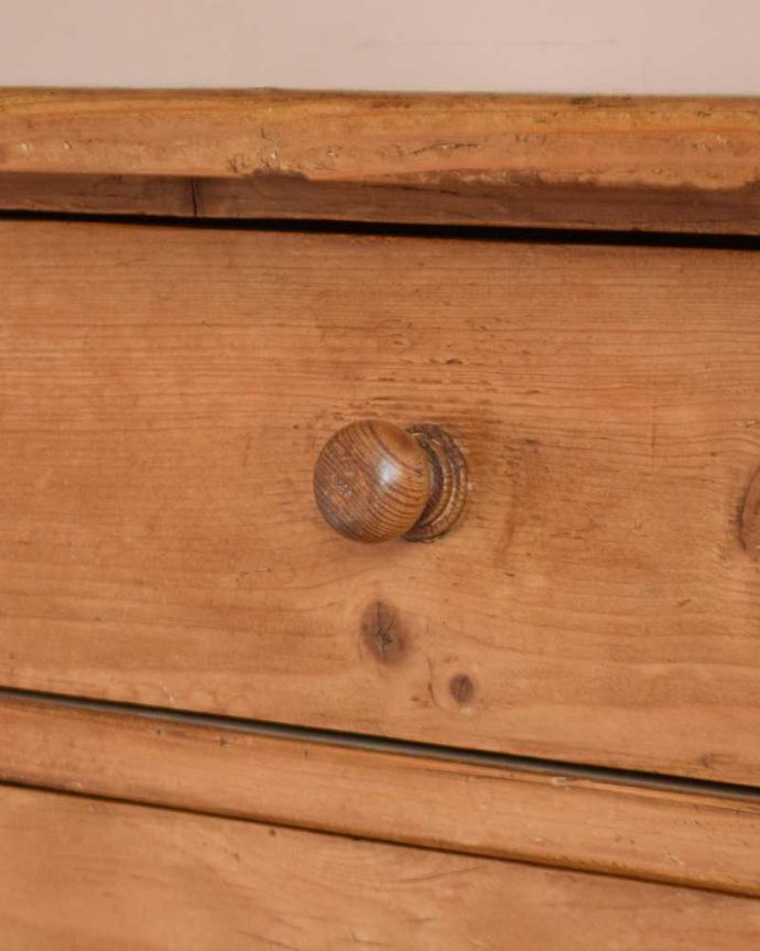 アンティークのキャビネット アンティーク家具 ナチュラルカントリーな雰囲気におススメ、オールドパインのサイドボード(キャビネット)。持ちやすい取っ手。(m-616-f)