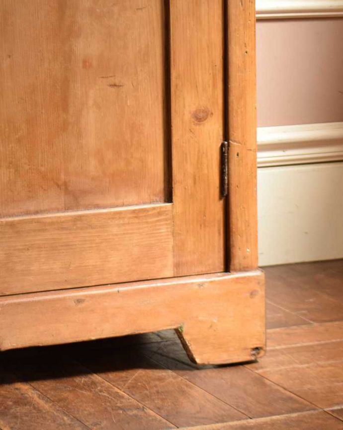 アンティークのキャビネット アンティーク家具 ナチュラルカントリーな雰囲気におススメ、オールドパインのサイドボード(キャビネット)。女性1人でもラクに運べちゃうヒミツHandleのアンティークは、脚の裏にフェルトキーパーをお付けしているので、床を滑らせれば女性でも移動がカンタンに出来ます!。(m-616-f)