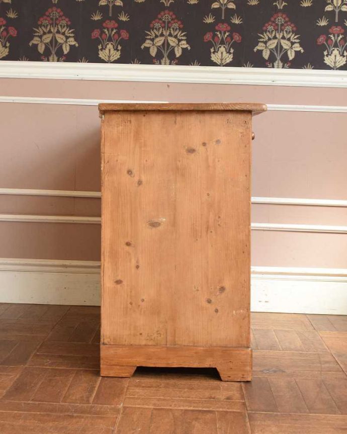 アンティークのキャビネット アンティーク家具 ナチュラルカントリーな雰囲気におススメ、オールドパインのサイドボード(キャビネット)。横顔だっても美しい正面だけじゃなく横から見てもキレイです。(m-616-f)
