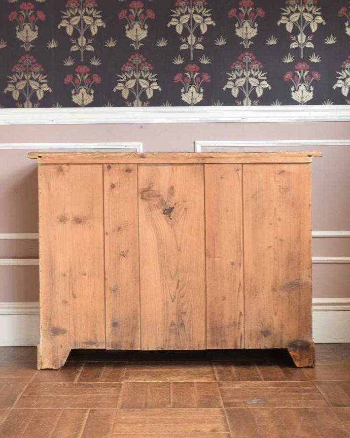 アンティークのキャビネット アンティーク家具 ナチュラルカントリーな雰囲気におススメ、オールドパインのサイドボード(キャビネット)。後ろ姿も見て下さい。(m-616-f)