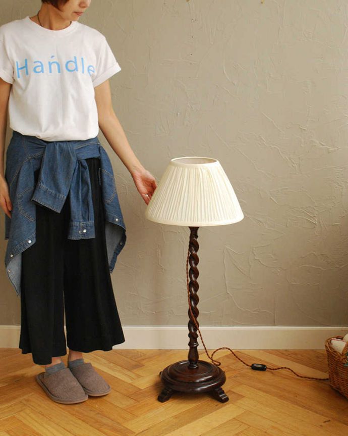 スタンドライト　照明・ライティング　ツイストが美しいアンティークの間接照明、ミニサイズのフロアランプ（Ｂ22シャンデリア球付）。。(m-617-f)