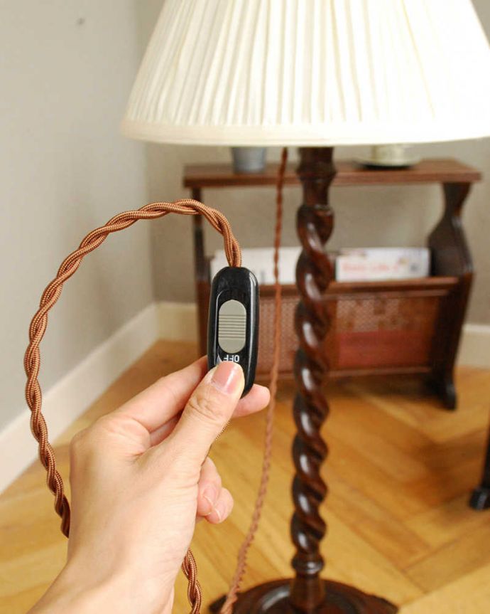 スタンドライト　照明・ライティング　ツイストが美しいアンティークの間接照明、ミニサイズのフロアランプ（Ｂ22シャンデリア球付）。。(m-617-f)