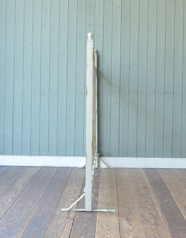 ガーデニング　インテリア雑貨　ガーデンフェンス、アイアンフェンス（アンティーク風ホワイト）。薄いので圧迫感がありません。(n-1156)