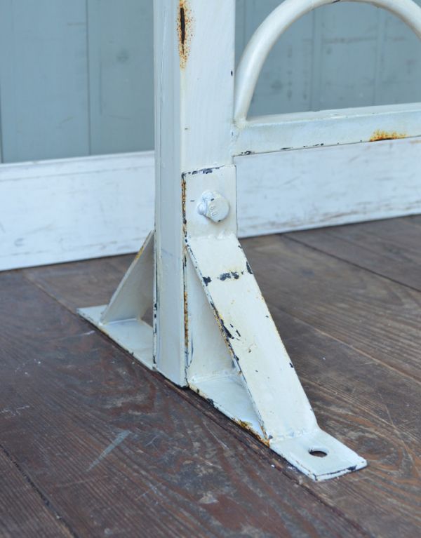 ガーデニング　インテリア雑貨　ガーデンフェンス、アイアンフェンス（アンティーク風ホワイト）。キチンと支えてくれます。(n-1156)