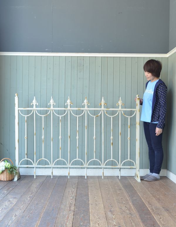 ガーデニング　インテリア雑貨　ガーデンフェンス、アイアンフェンス（アンティーク風ホワイト）。置くだけでエレガントな空間が出来上がります。(n-1156)