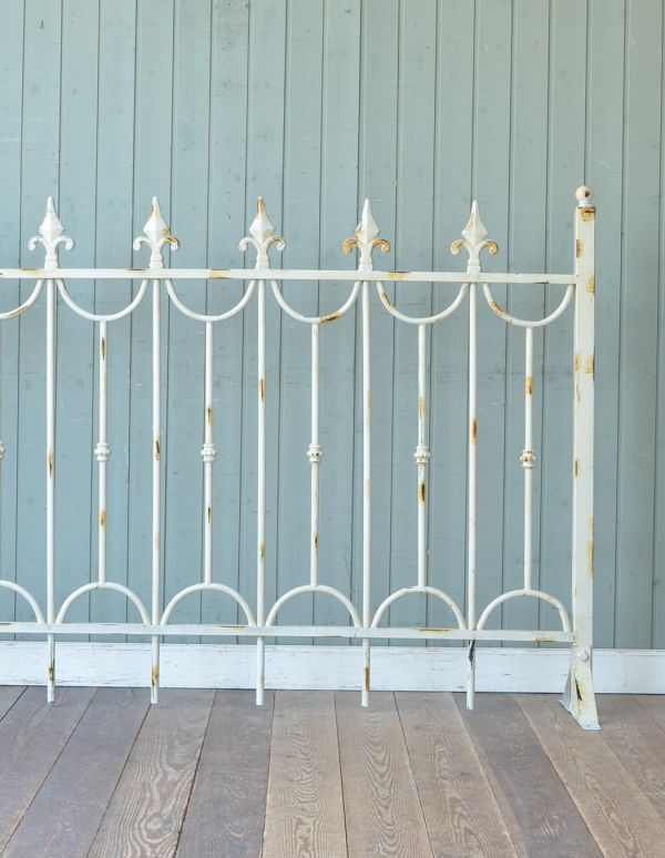 ガーデニング　インテリア雑貨　ガーデンフェンス、アイアンフェンス（アンティーク風ホワイト）。お花をキレイに引き立ててくれるから、ガーデニングが楽しくなります。(n-1156)