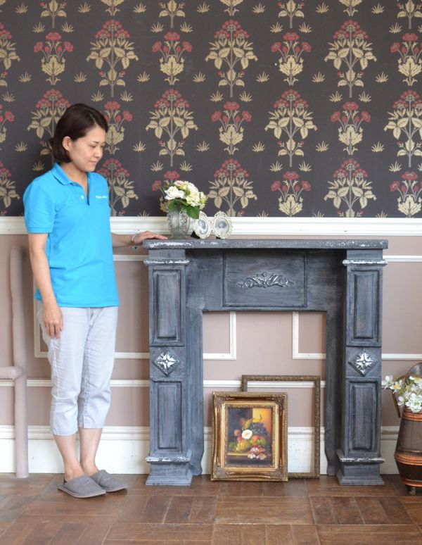 アンティーク風のインテリアアクセサリー アンティーク風 アンティーク風マントルピースL(ブラック)。スッキリしたデザインなのでお部屋にも馴染みやすいですよ。(y-137-f)