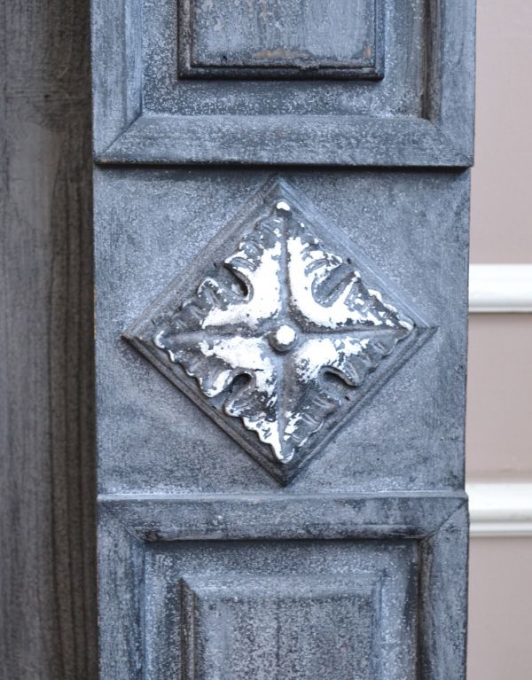 アンティーク風のインテリアアクセサリー アンティーク風 アンティーク風マントルピースL(ブラック)。使い込まれたアンティーク風に仕上げています。(y-137-f)