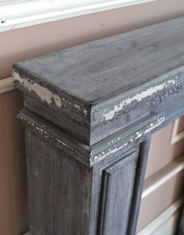 アンティーク風のインテリアアクセサリー アンティーク風 アンティーク風マントルピースL(ブラック)。かすれたペイントの風合いも再現されています。(y-137-f)