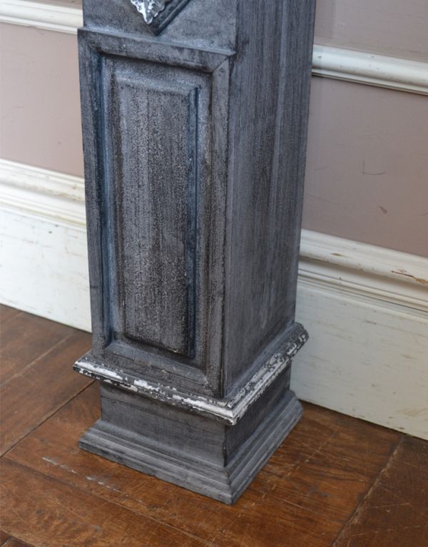 アンティーク風のインテリアアクセサリー アンティーク風 アンティーク風マントルピースL(ブラック)。安定感のある脚が支えます。(y-137-f)