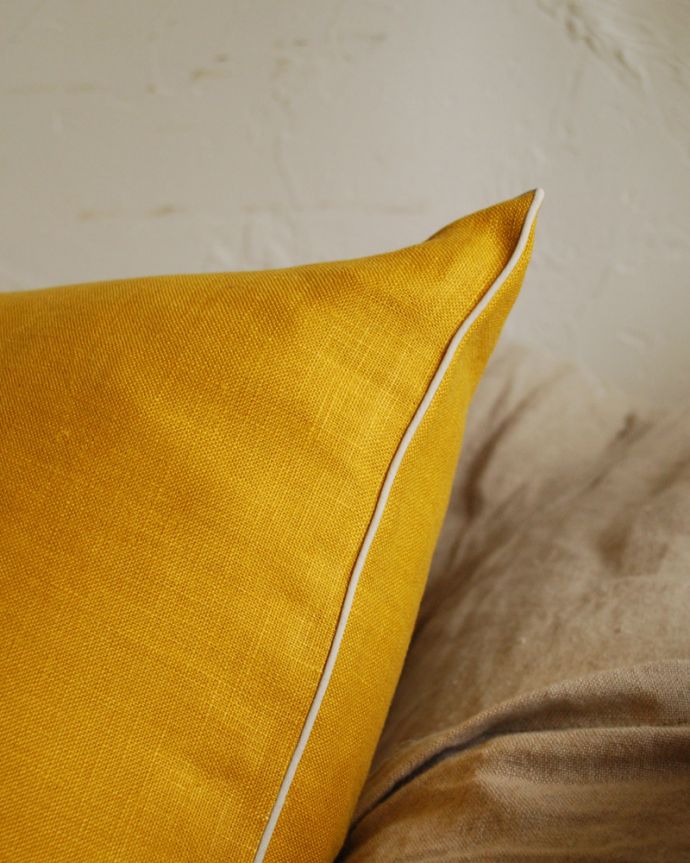 ファブリック(布)雑貨 インテリア雑貨 リネンのクッションカバーL(マスタード)。縁どりのラインがポイントカラーになっています。(n10-025)
