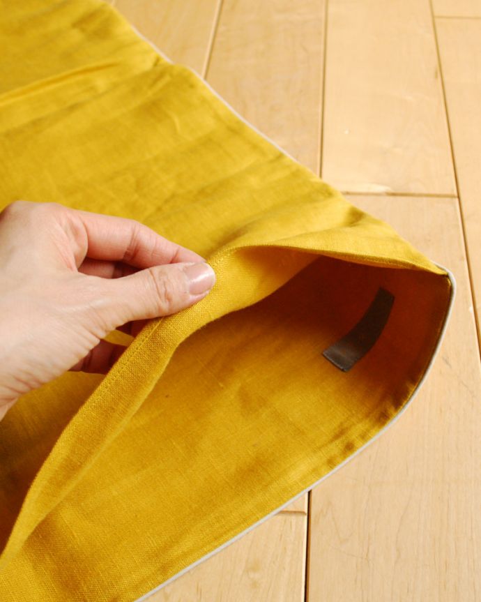 ファブリック(布)雑貨 インテリア雑貨 リネンのクッションカバーL(マスタード)。ファスナーなしのタイプです。(n10-025)