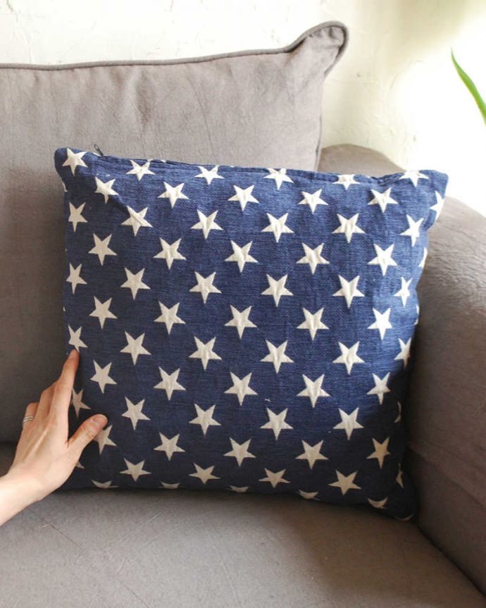 ファブリック（布）雑貨　インテリア雑貨　STARSクッション(BL）45×45。お部屋のアクセントにもなる可愛いクッションです。(n10-027)