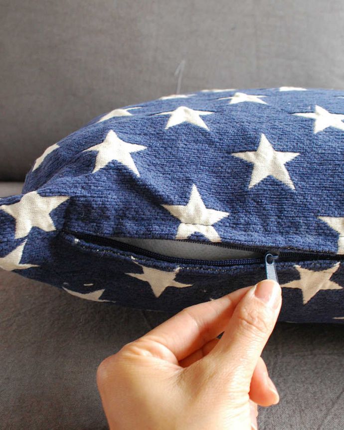 ファブリック（布）雑貨　インテリア雑貨　STARSクッション(BL）45×45。カバーはチャック式の着脱可能なタイプです。(n10-027)