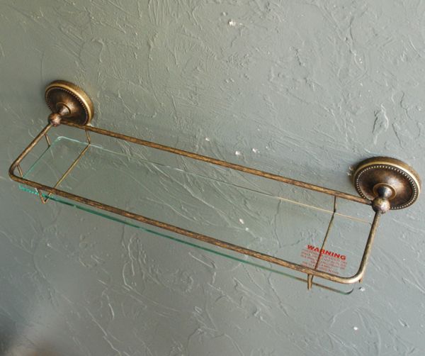 棚受け(シェルフ) 住宅用パーツ 真鍮×ガラスシェルフ(アンティーク色)。入浴剤、ボディミルクや化粧水、歯磨きセットまでたっぷり乗せられます。(n12-113)