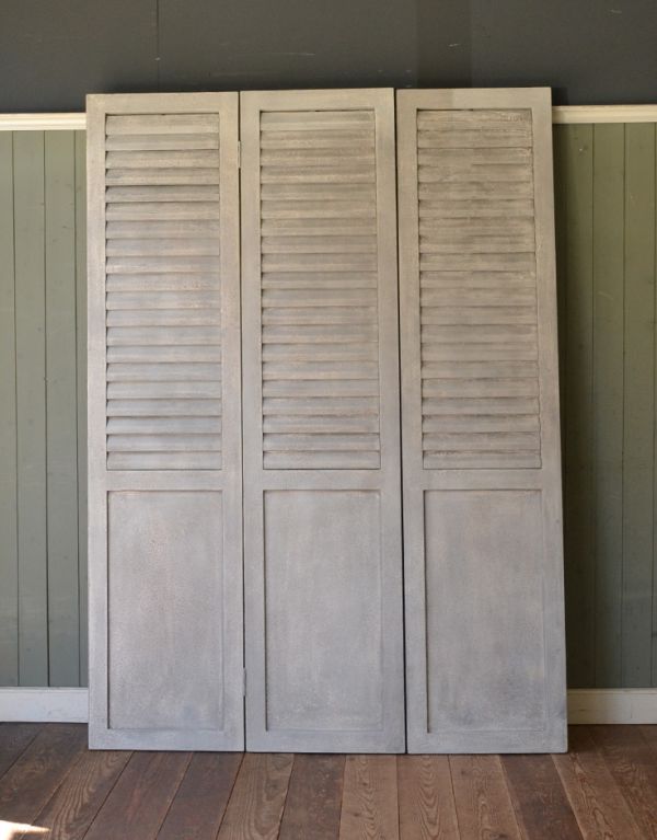 アンティーク風の家具　アンティーク風　ブロカントパーテーション、トリプル（ＩＶ）。アンティーク風仕上げのデザインはすんなりお部屋に馴染みます。(n12-119)