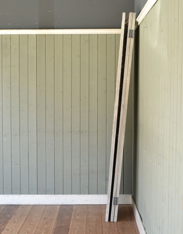 アンティーク風の家具　アンティーク風　ブロカントパーテーション、トリプル（ＩＶ）。折りたたむとコンパクとなサイズになります。(n12-119)