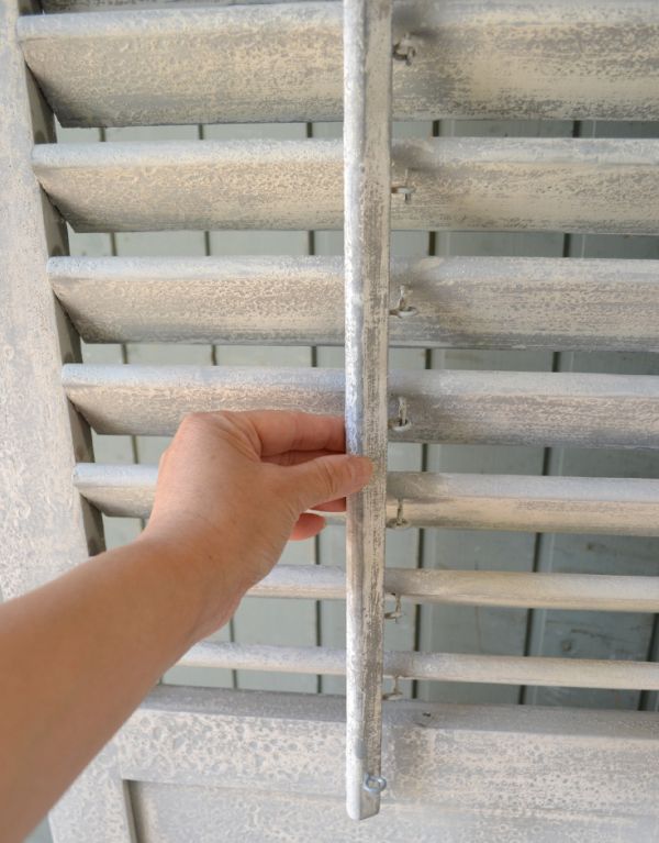 アンティーク風の家具　アンティーク風　ブロカントパーテーション、トリプル（ＩＶ）。ルーバーの開閉は手動で簡単に操作できます。(n12-119)