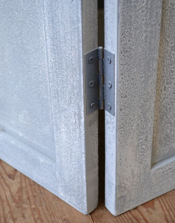 アンティーク風の家具　アンティーク風　ブロカントパーテーション、トリプル（ＩＶ）。シャビーなアンティーク風仕上げになっています。(n12-119)