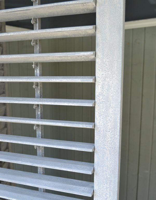 アンティーク風の家具　アンティーク風　ブロカントパーテーション、トリプル（ＩＶ）。ルーバー全開はこの状態です。(n12-119)