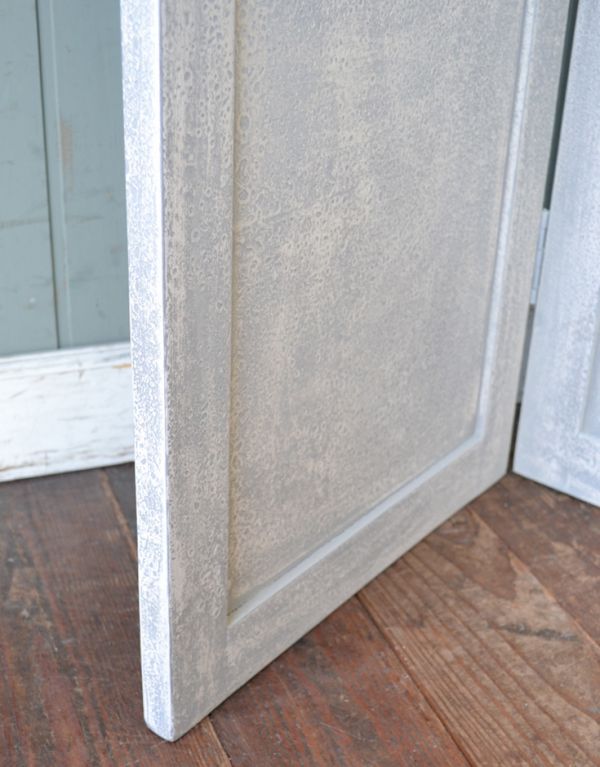 アンティーク風の家具　アンティーク風　ブロカントパーテーション、トリプル（ＩＶ）。下の部分はこんな感じです。(n12-119)