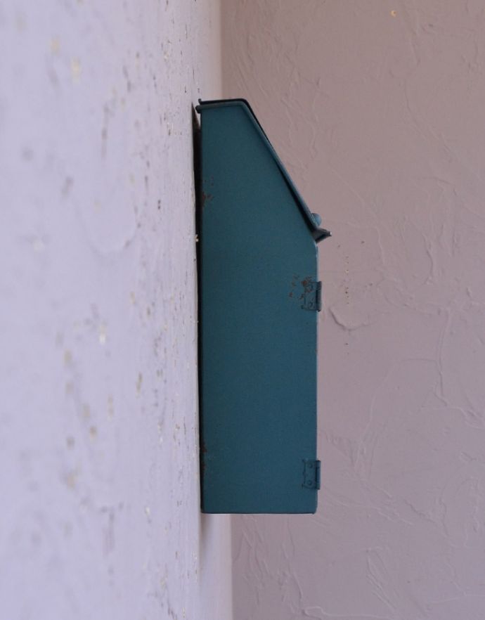 玄関雑貨　インテリア雑貨　アンティーク風に仕上げた郵便ポスト（ブルー）。横から見てもスッキリとしたデザインです。(n12-214)