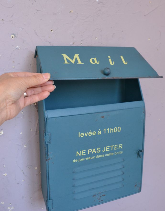 玄関雑貨　インテリア雑貨　アンティーク風に仕上げた郵便ポスト（ブルー）。上蓋を開けて投函します。(n12-214)