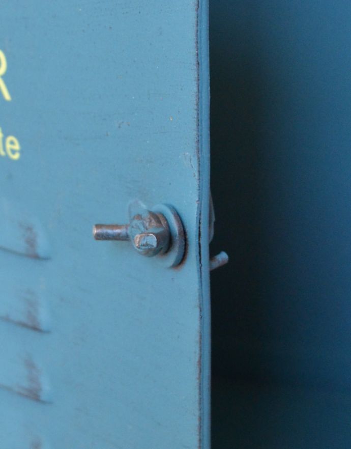 玄関雑貨　インテリア雑貨　アンティーク風に仕上げた郵便ポスト（ブルー）。取り出し口のフックです。(n12-214)