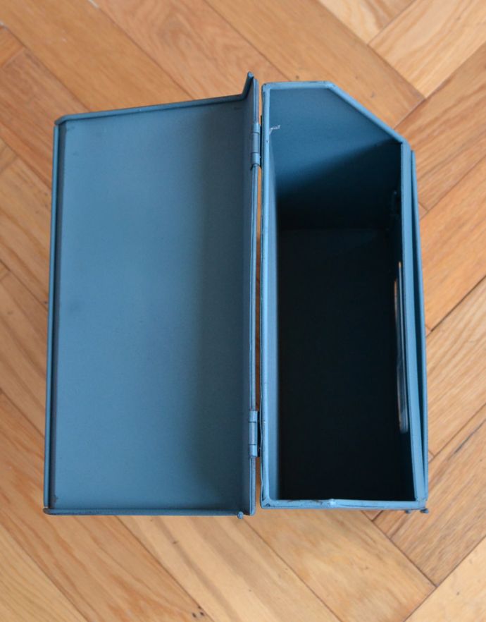 玄関雑貨　インテリア雑貨　アンティーク風に仕上げた郵便ポスト（ブルー）。中もブルーでペイントされています。(n12-214)