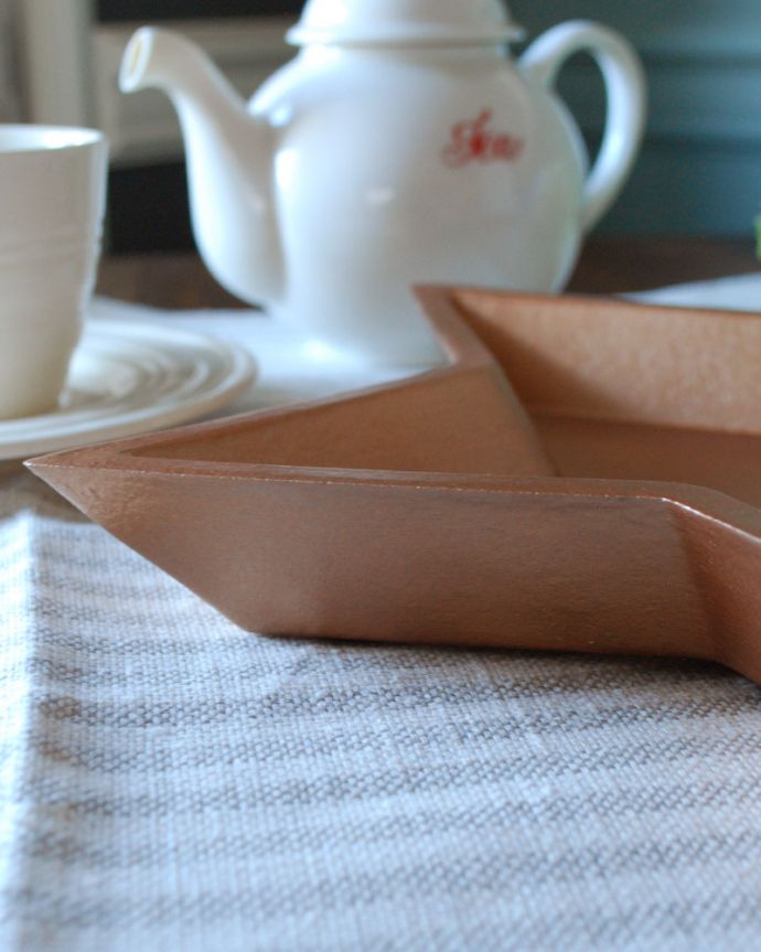 リビング雑貨　インテリア雑貨　ゴールドの可愛いスタートレイ（Ｌ）。厚みはこんな感じです。(n12-232)