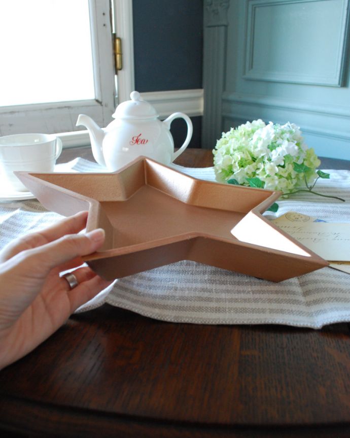 リビング雑貨　インテリア雑貨　ゴールドの可愛いスタートレイ（Ｌ）。お家カフェにもぴったりのアイテムです。(n12-232)