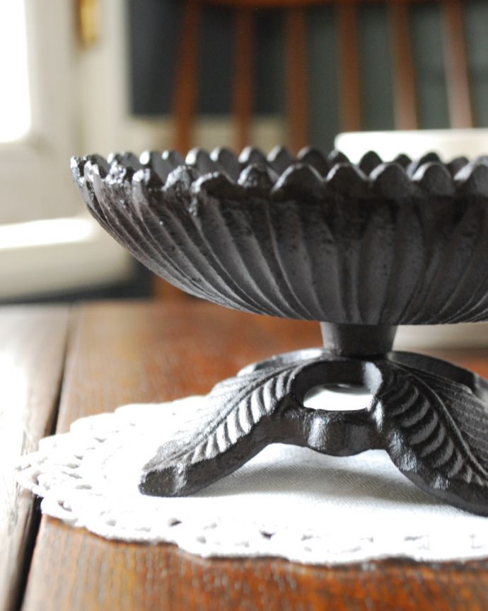 その他インテリア雑貨　インテリア雑貨　アイアン製バードバス(BR)。葉っぱをモチーフにしたお洒落な脚。(n12-244)