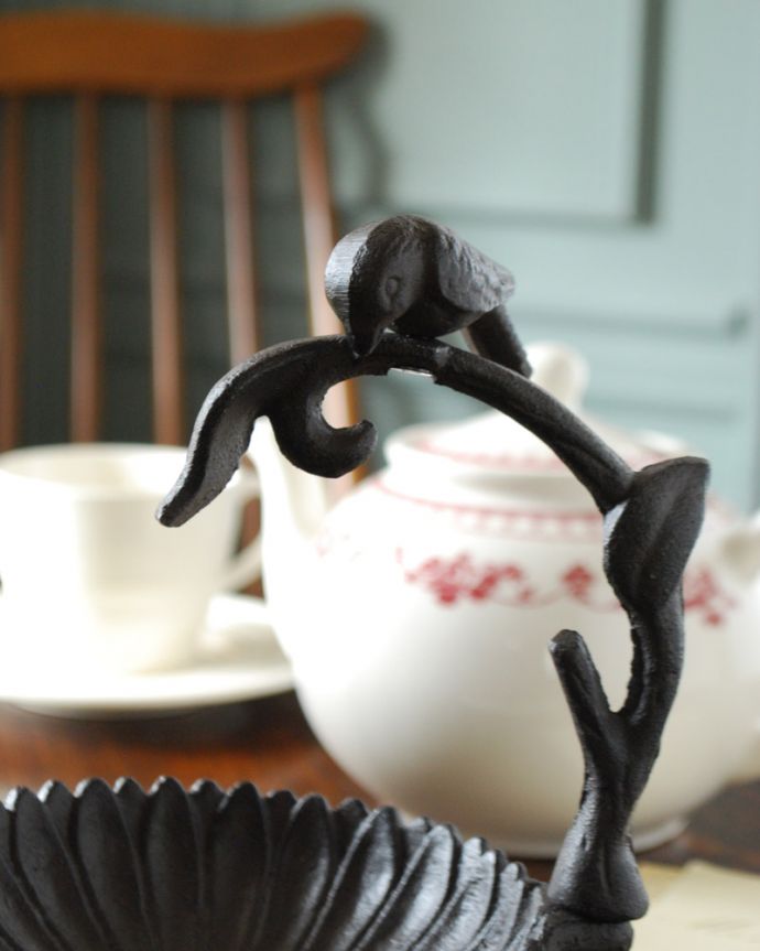 その他インテリア雑貨　インテリア雑貨　アイアン製バードバス(BR)。ちょこんととまっている小鳥が何とも可愛いです。(n12-244)