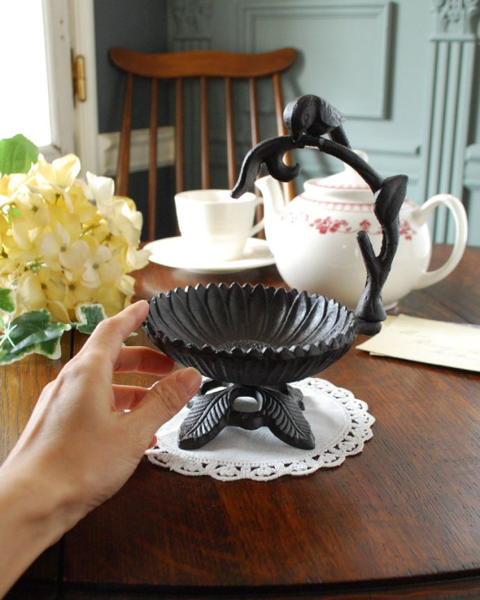 その他インテリア雑貨　インテリア雑貨　アイアン製バードバス(BR)。アンティーク加工が施されています。(n12-244)