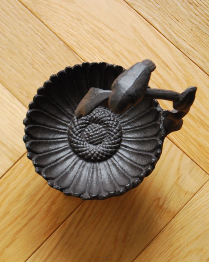 その他インテリア雑貨　インテリア雑貨　アイアン製バードバス(BR)。上から見るとお花のデザインになっています。(n12-244)