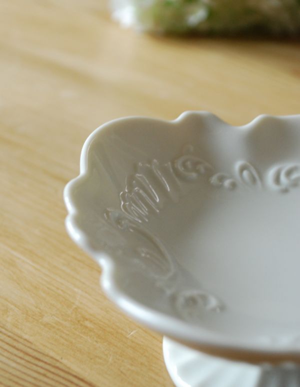 リビング雑貨 インテリア雑貨 陶器製のレリーフが美しいコンポート。レリーフも、装飾も華やかなコンポートです。(n16-091)