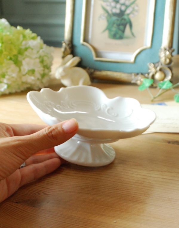 リビング雑貨 インテリア雑貨 陶器製のレリーフが美しいコンポート。小ぶりなサイズなので、色々なシーンで使いやすいですね。(n16-091)