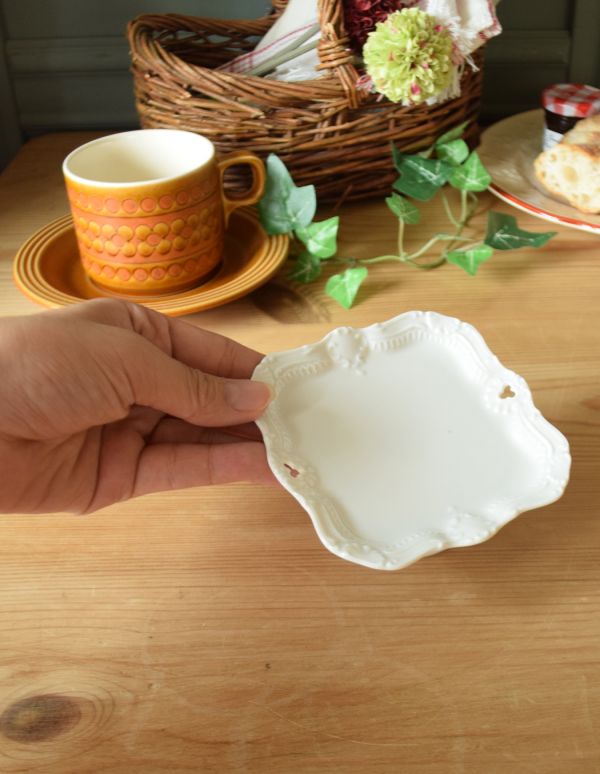 リビング雑貨　インテリア雑貨　陶器製のレリーフが美しいコンポート（三つ葉スカシ）。レリーフも、装飾も華やかなコンポートです。(n16-101)