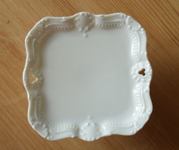 リビング雑貨　インテリア雑貨　陶器製のレリーフが美しいコンポート（三つ葉スカシ）。上から見るとこんな感じです。(n16-101)