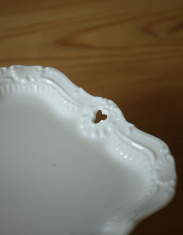 リビング雑貨　インテリア雑貨　陶器製のレリーフが美しいコンポート（三つ葉スカシ）。小ぶりなサイズなので、色々なシーンで使いやすいですね。(n16-101)