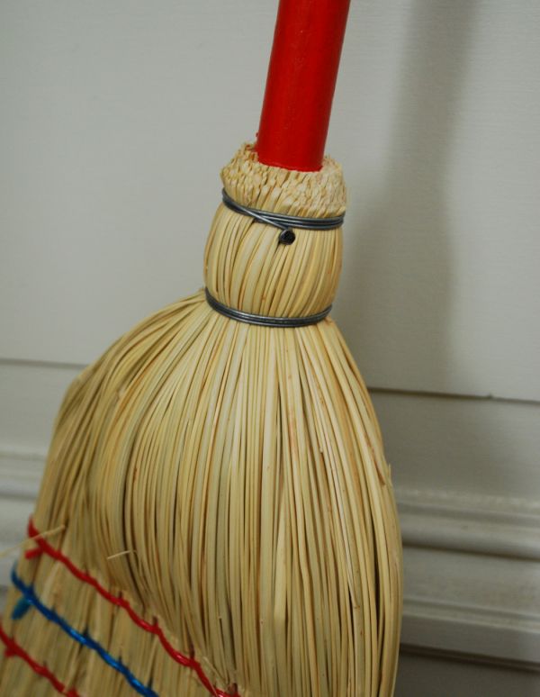 掃除・洗濯グッズ インテリア雑貨 ステッチが可愛い麦わらのホウキ(L)。ドイツの老舗ブラシメーカーが作っています。(n16-109)