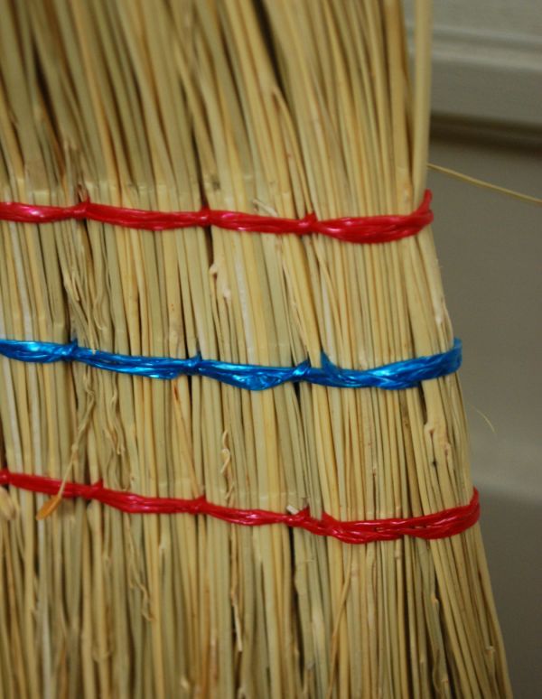 掃除・洗濯グッズ インテリア雑貨 ステッチが可愛い麦わらのホウキ(L)。赤と青のステッチがなんとも可愛らしいですね。(n16-109)