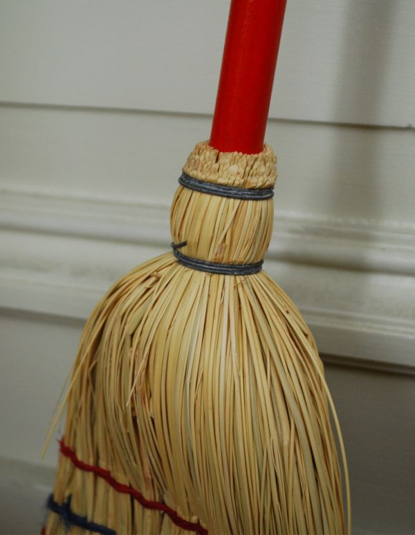 掃除・洗濯グッズ インテリア雑貨 ステッチが可愛い麦わらのホウキ(S)。ドイツの老舗ブラシメーカーが作っています。(n16-110)