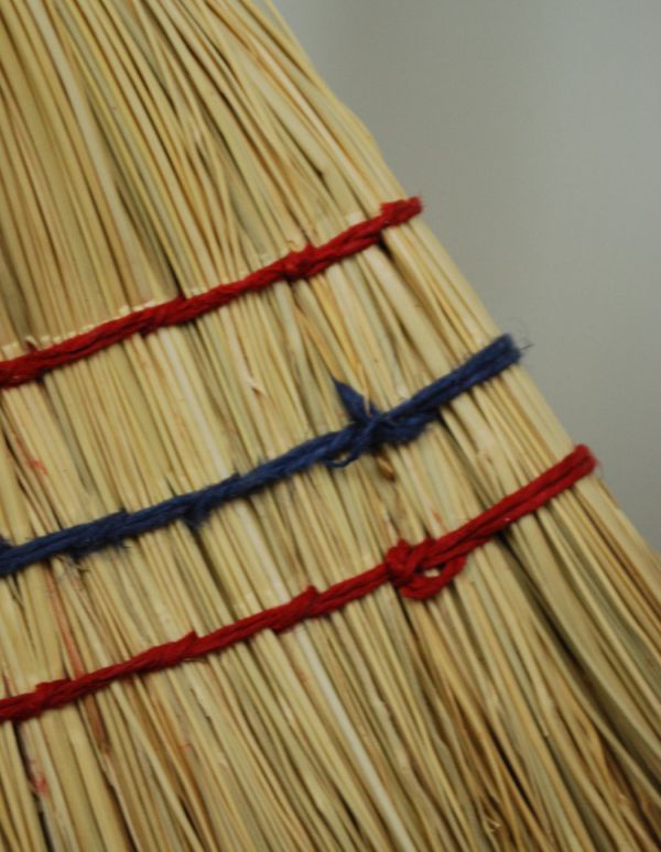 掃除・洗濯グッズ インテリア雑貨 ステッチが可愛い麦わらのホウキ(S)。赤と青のステッチがなんとも可愛らしいですね。(n16-110)