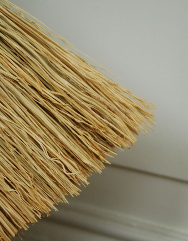 掃除・洗濯グッズ インテリア雑貨 ステッチが可愛い麦わらのホウキ(S)。しっかりとした硬さがあります。(n16-110)