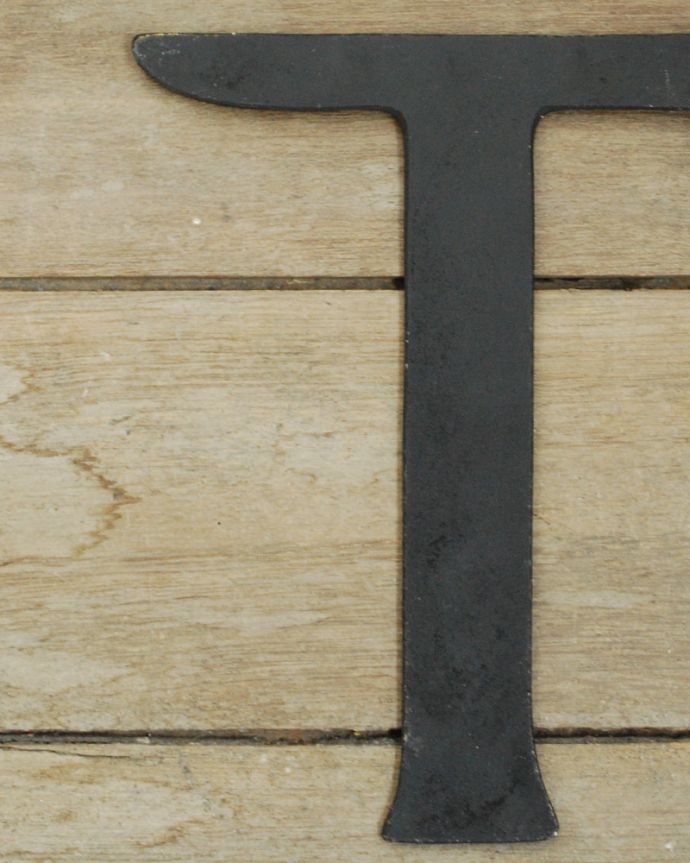 リビング雑貨　インテリア雑貨　アンティーク風のアイアンアルファベットプレート（T）ブラック。アンティーク風の加工がされているので雰囲気があります。(n18-171)