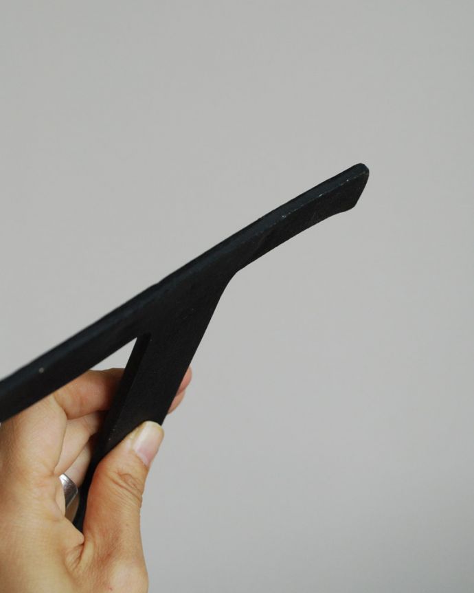 リビング雑貨　インテリア雑貨　アンティーク風のアイアンアルファベットプレート（T）ブラック。重みがあるので、そのまま置いても安定感があります。(n18-171)