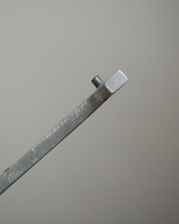 リビング雑貨 インテリア雑貨 アルファベットプレート(L)。重みがあるので、そのまま置いても安定感があります。(n18-196)